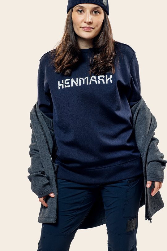 Henmark Sweaters & Hoodies U MERINO TENCEL® CREW LOGO SWEATER Midnight Blue 2XS